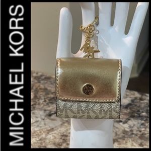Michael Kors Jet Set Travel AirPod Case